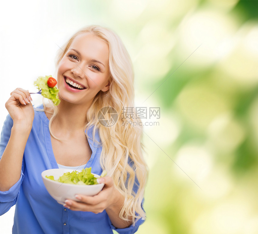 带着绿色沙拉的微笑的年轻女子女孩蔬菜午餐素食主义者喜悦青少年成人女性营养早餐图片