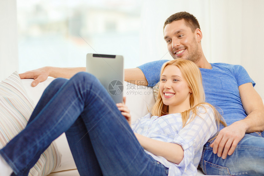 在家带着平板电脑的幸福快乐情侣女孩家庭女性男生沙发视频药片男朋友公寓成人图片