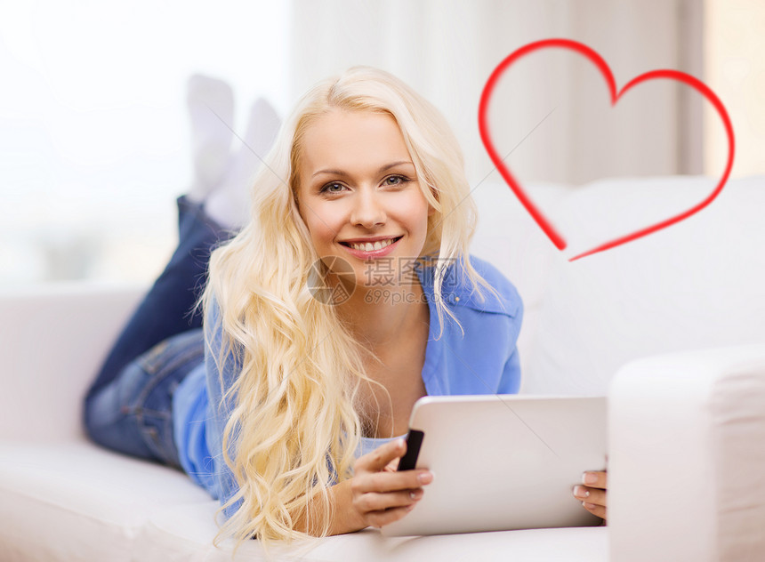 在家使用平板电脑的微笑着的妇女药片上网沟通互联网女性长椅闲暇技术读者阅读图片
