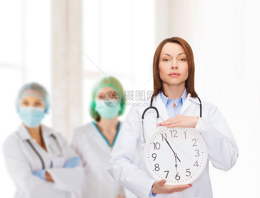拥有墙钟的女医生咨询警告帮助纪律警报女性小时保健会议医疗保险图片