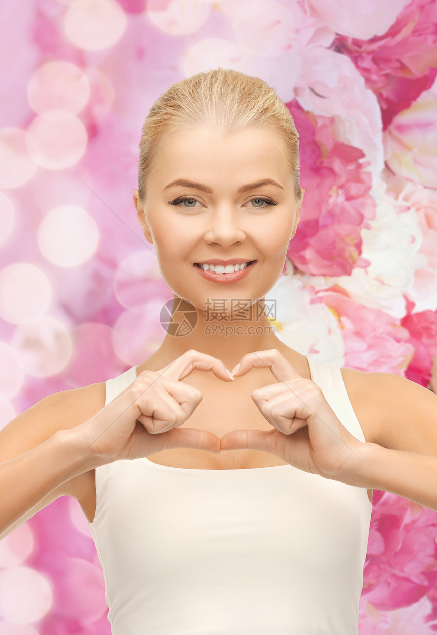 微笑的女士显示心形动作恋情牡丹帮助药品手势展示风险胸部情怀女孩图片