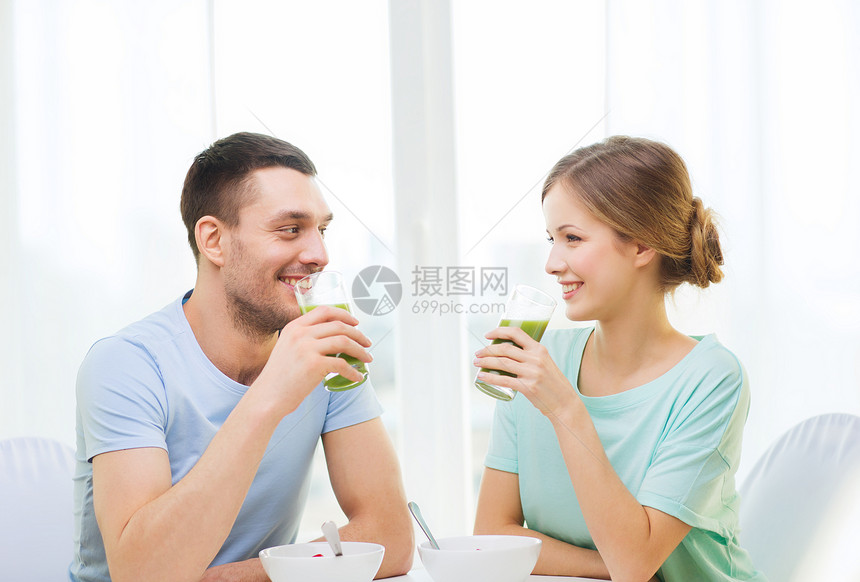 在家吃早餐时微笑的情侣女士幸福饮食男朋友房子男性食物果汁成人厨房图片
