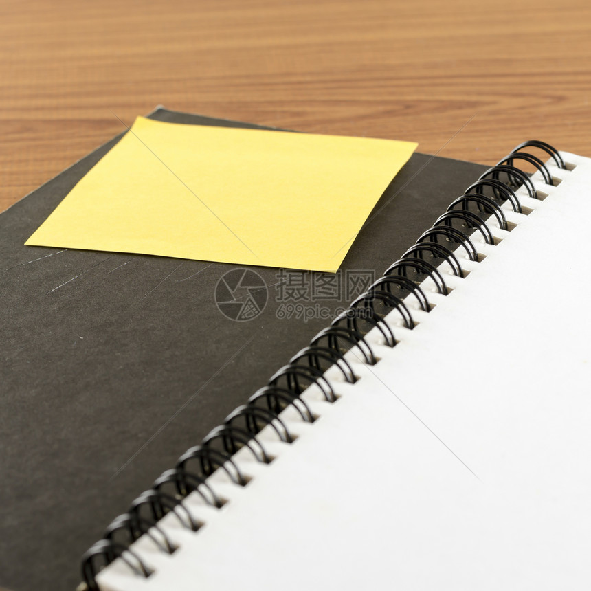 打开笔记本并贴上日历内衬笔记照片文档回忆写作学校卡片剪贴簿图片