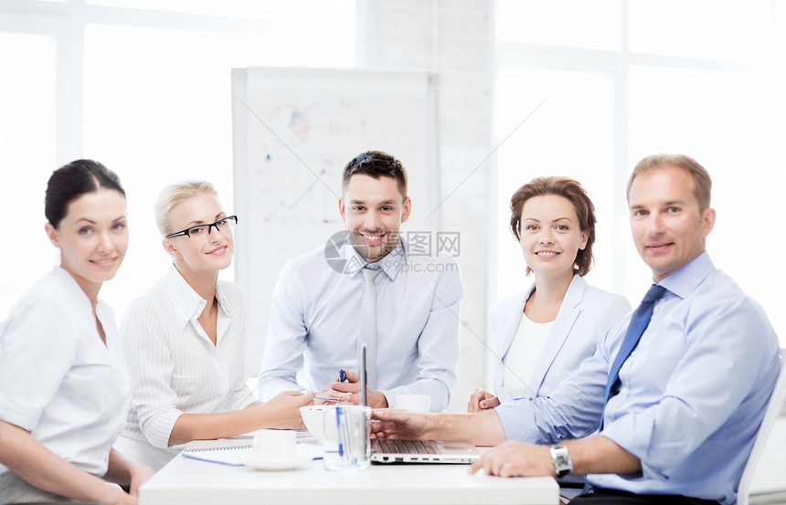 企业团队在办公室开会会议战略公司商务简报合作成员团体笔记微笑男性图片