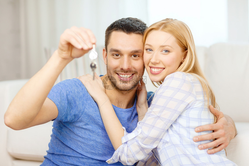 夫妇在家中拿着钥匙笑着微笑的情侣屋主女朋友女性女士家庭男朋友成人喜悦夫妻贷款图片