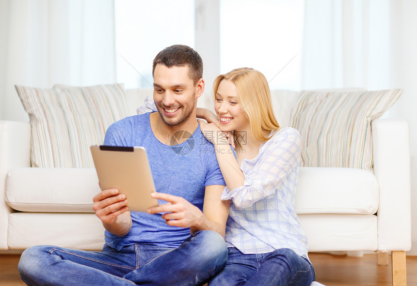 在家带着平板电脑的幸福快乐情侣上网药片女朋友女性房间闲暇女士男人恋人女孩图片