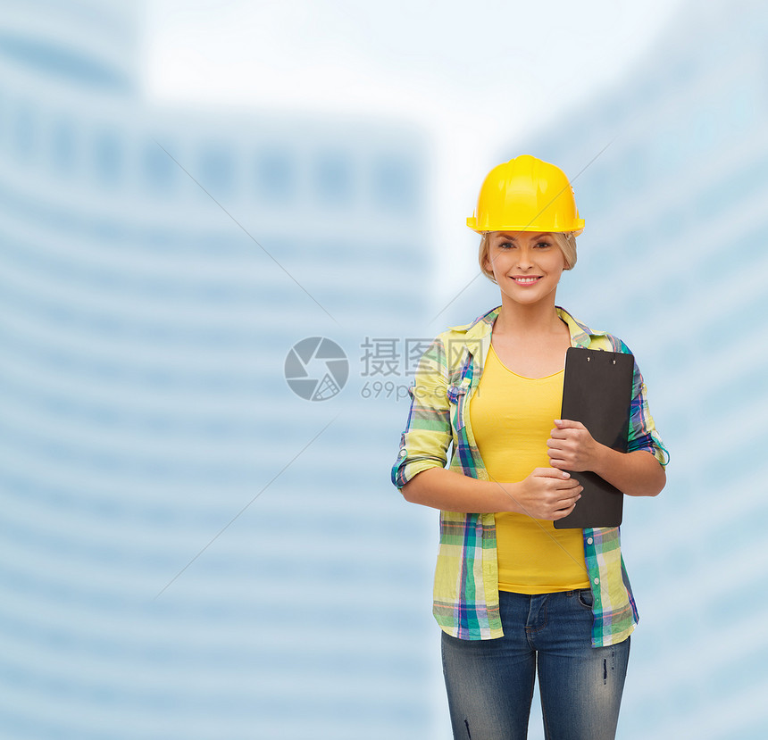 带着剪贴板戴头盔的笑着女人安全帽工具职业工作建筑安全工程师成人城市女性图片