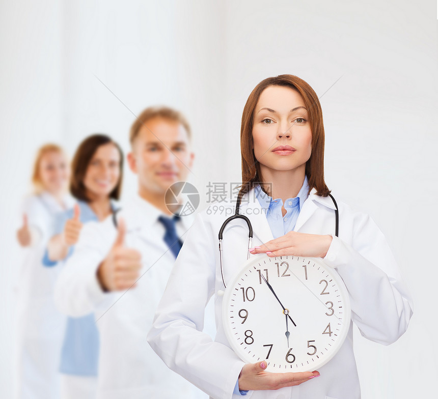 拥有墙钟的女医生团队成人警报时区警告帮助滴答小时时间女士图片