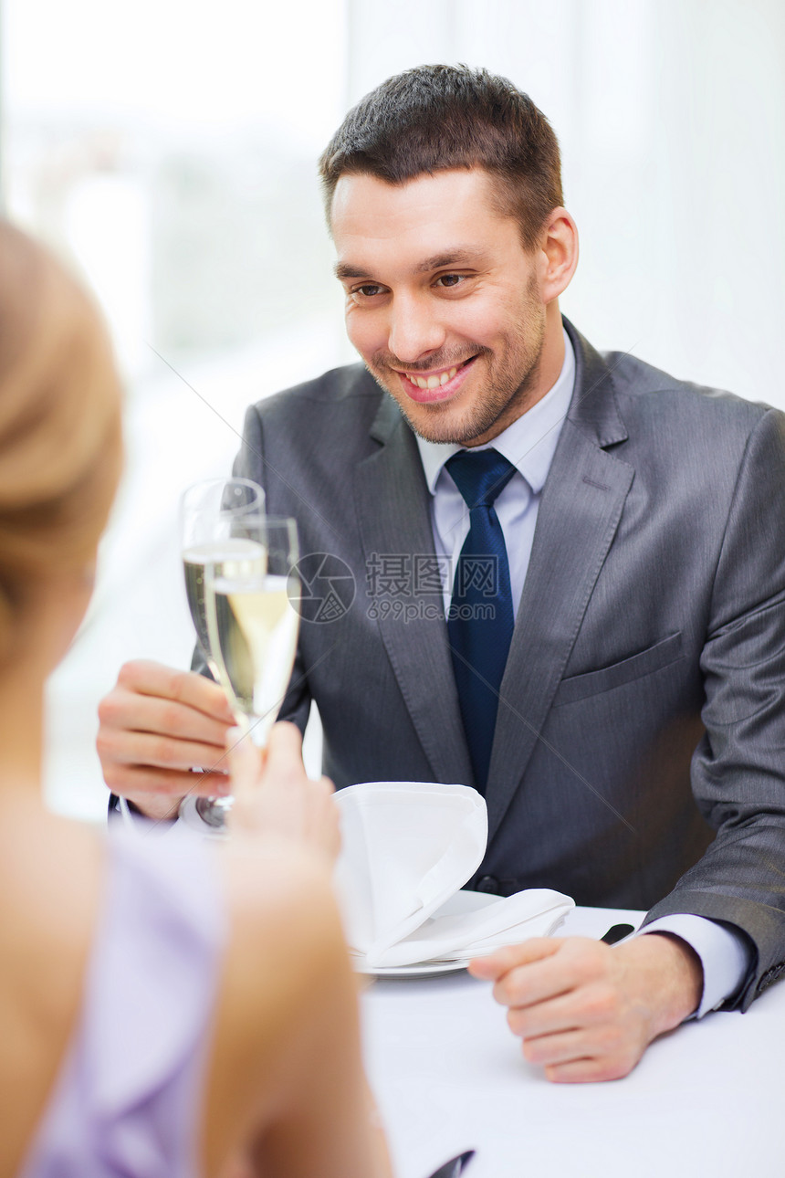一对夫妇在餐厅 喝香槟的杯子女朋友酒精妻子丈夫恋人眼镜纪念日女性玻璃生日图片