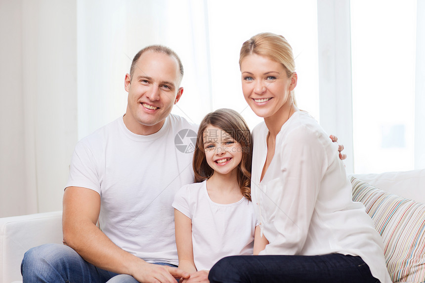 父母和小女儿在家中笑着微笑男性家庭青少年拥抱身份孩子快乐男人父亲青春期图片