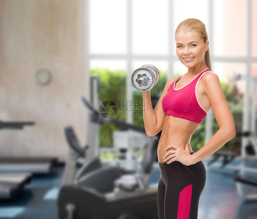 带着重钢的哑巴微笑的女人设施重量运动装中心肌肉教练健康培训师力量健身房图片