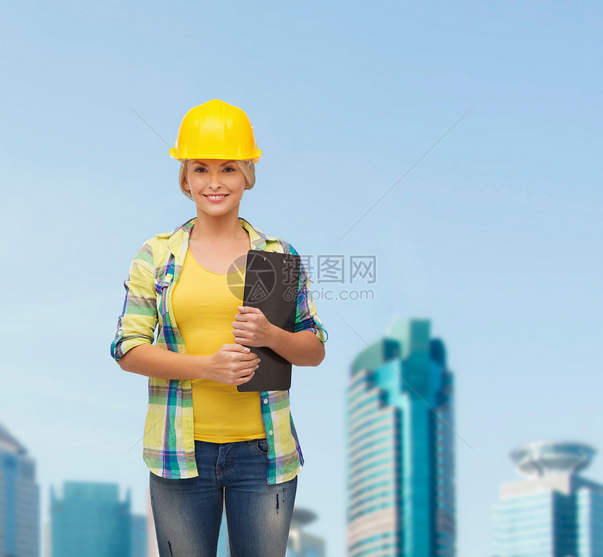 带着剪贴板戴头盔的笑着女人承包商工作安全女士工具职员维修专家齿轮安全帽图片