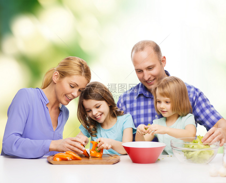 有两个孩子在家做晚饭的幸福家庭父亲帮助女士母亲男人生物教学生态父母微笑图片