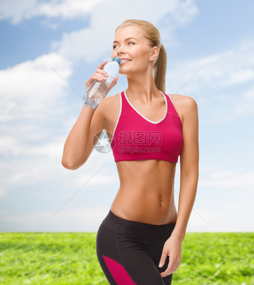 用水瓶装着微笑的女人损失健康天空女孩口渴重量培训师瓶子训练肌肉图片