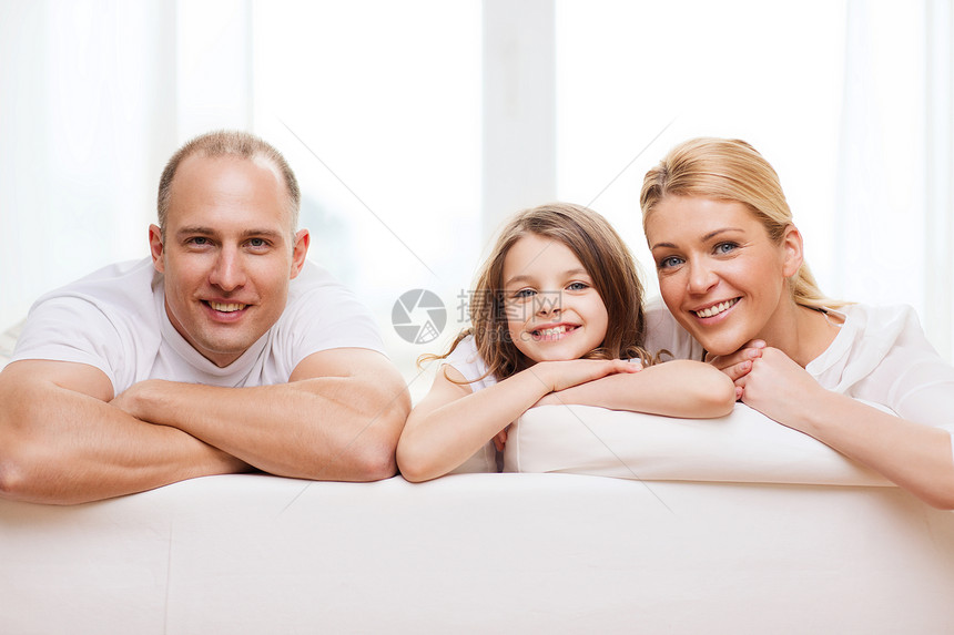 父母和小女儿在家中笑着微笑母亲快乐父亲幸福童年家庭成人青少年房间男性图片