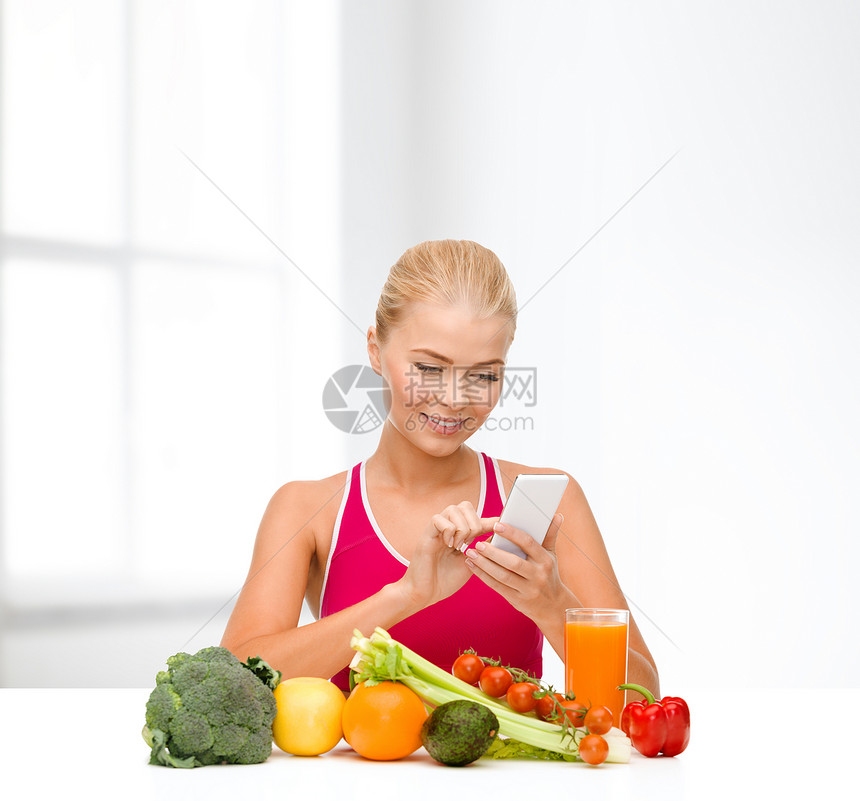 女用蔬菜指着智能手机的人维生素菜单损失食谱柜台女性饮食女孩减肥电话图片