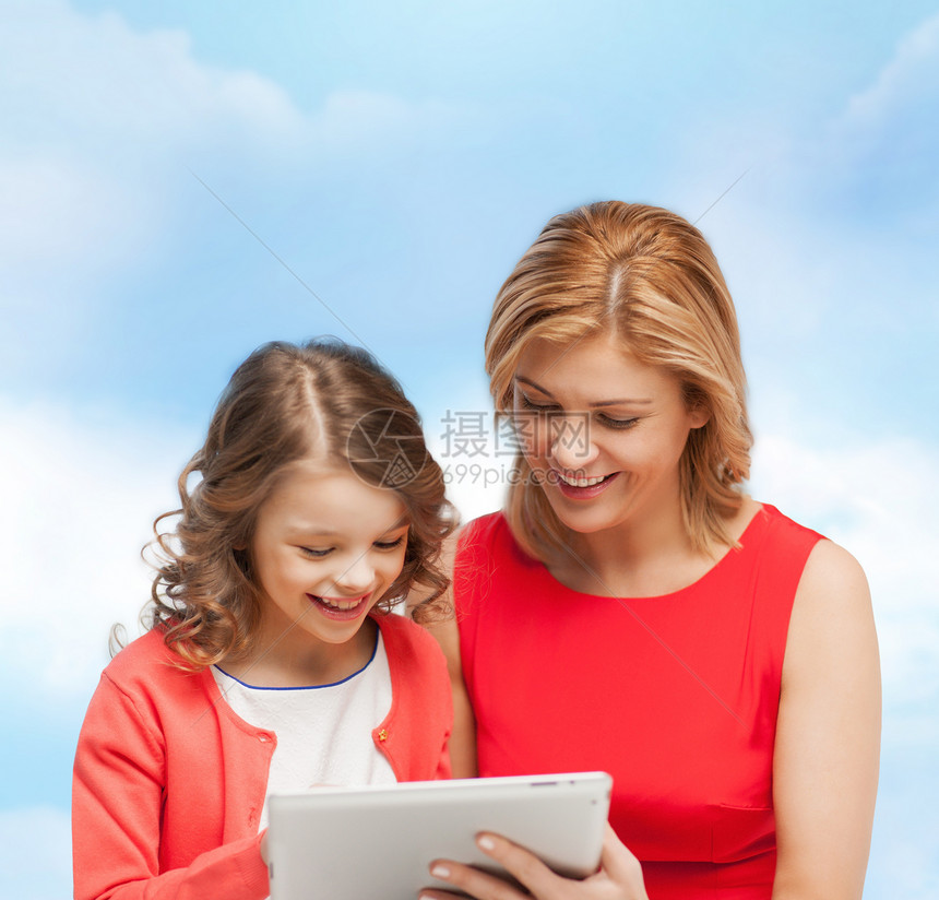 微笑的母亲和女儿用平板电脑成人教育药片技术游戏娱乐家庭蓝色视频天空图片