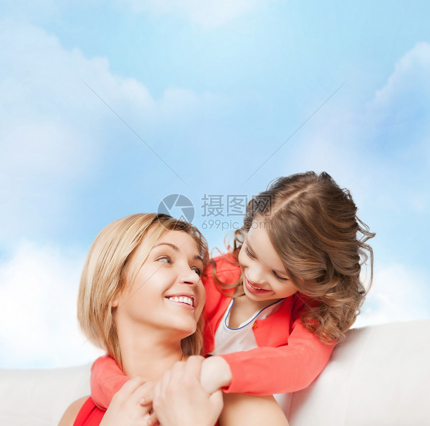 拥抱母亲和女儿孩子女士中年成人家庭微笑童年青春期孩子们天空图片