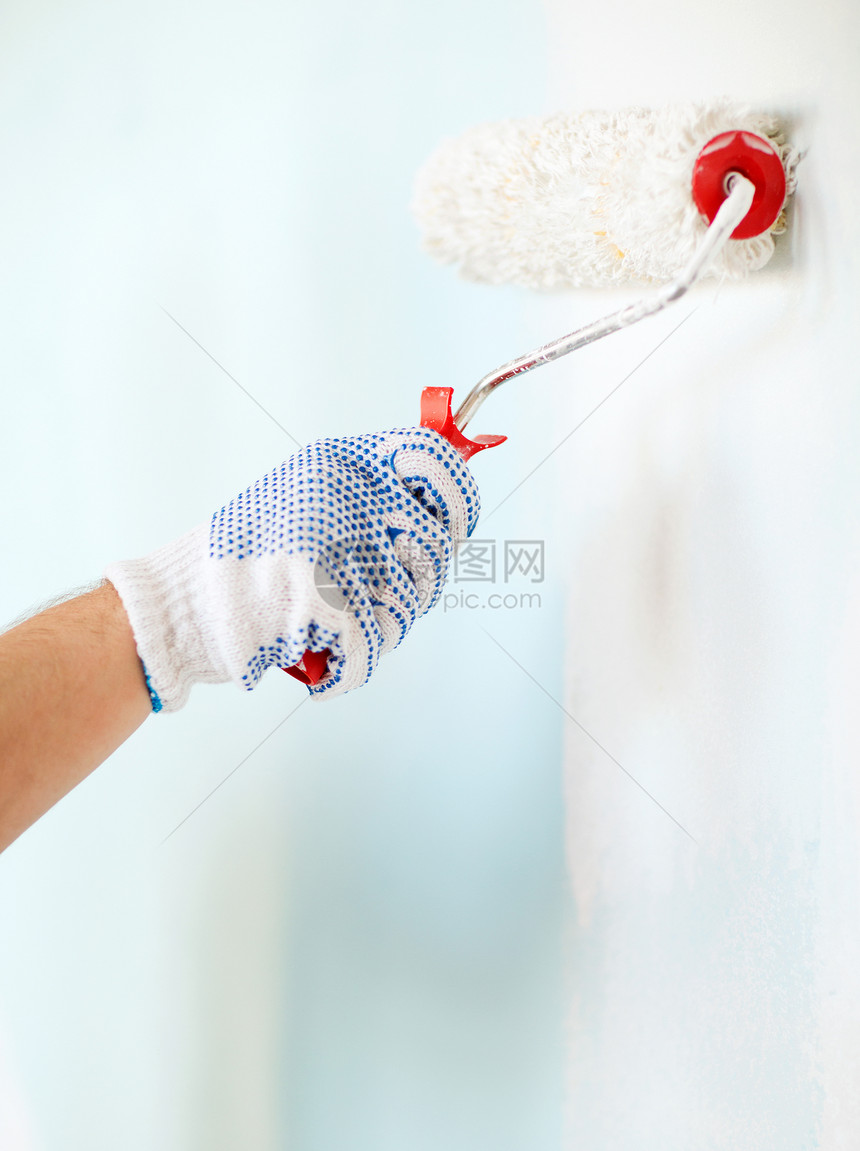 穿着手套墙壁的男性近身装潢房子乳胶工作画家房间蓝色材料装修工人图片