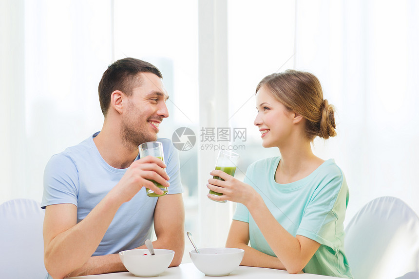 在家吃早餐时微笑的情侣饮料男人幸福营养谷物男性饮食女士女朋友男朋友图片