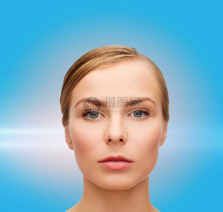美丽的女人的脸化妆品美容蓝色护理眼睛皮肤清洁保湿治疗睫毛图片