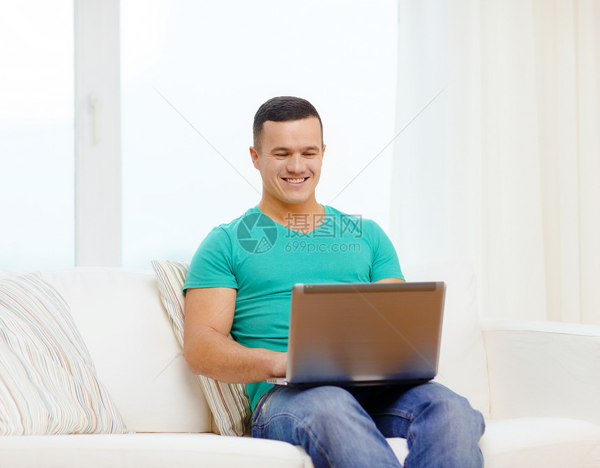 在家用笔记本电脑工作的人互联网博客技术学习闲暇阅读上网时间检查成人图片
