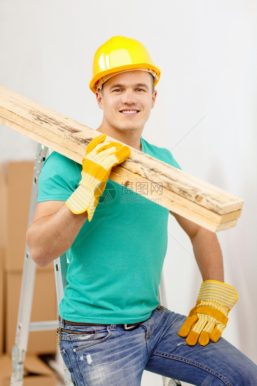 身戴头盔 带木板的手工工人工匠建筑安全帽成人木头梯子建造工作领班男性图片