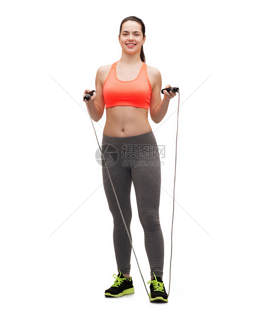 带着跳绳的运动妇女女孩运动装耐力绳索运动员身体重量减肥微笑训练图片