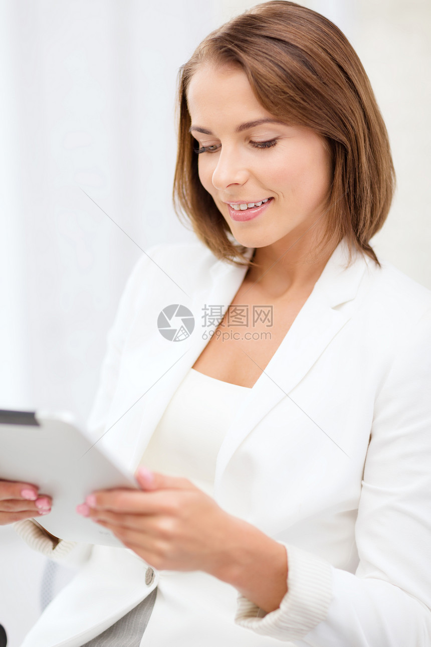 拥有办公平板电脑的女商务人士推销员技术导演互联网老板雇主企业家同事成员微笑图片