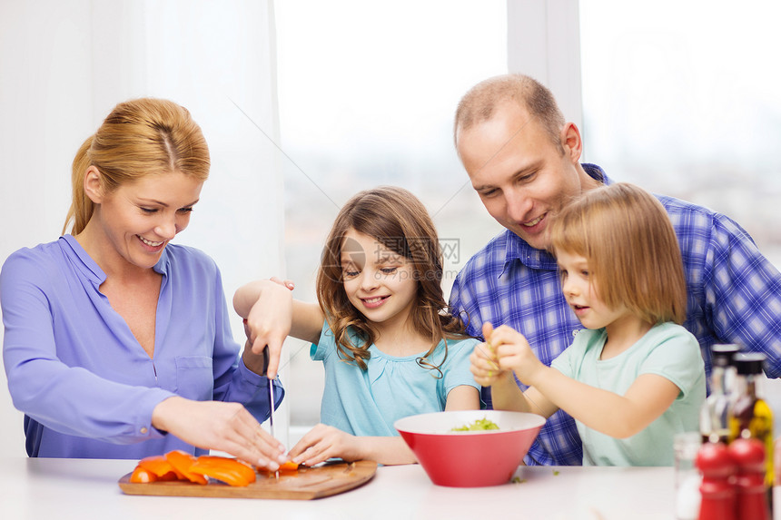 有两个孩子在家做晚饭的幸福家庭微笑蔬菜喜悦快乐食物女孩们教学父亲桌子孩子们图片