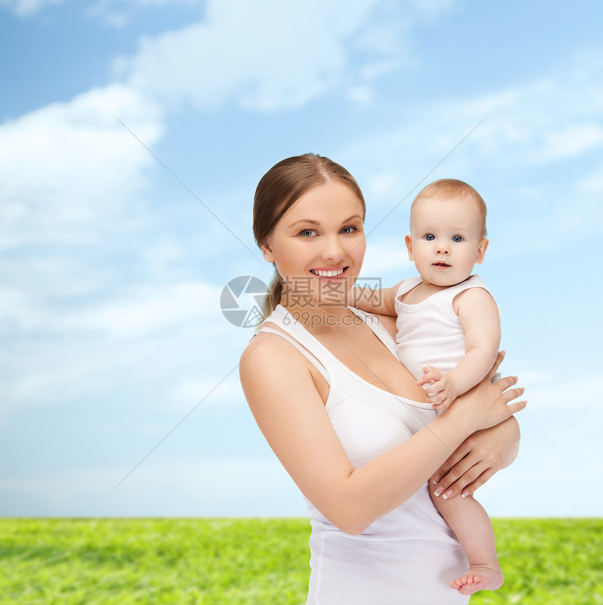 幸福的母亲和可爱的婴儿蓝色育儿新生生活母性男生微笑儿子女士天空图片