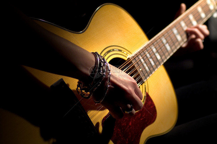 音乐吉他娱乐乡村男性职业艺术成人指板水平钢弦摄影图片
