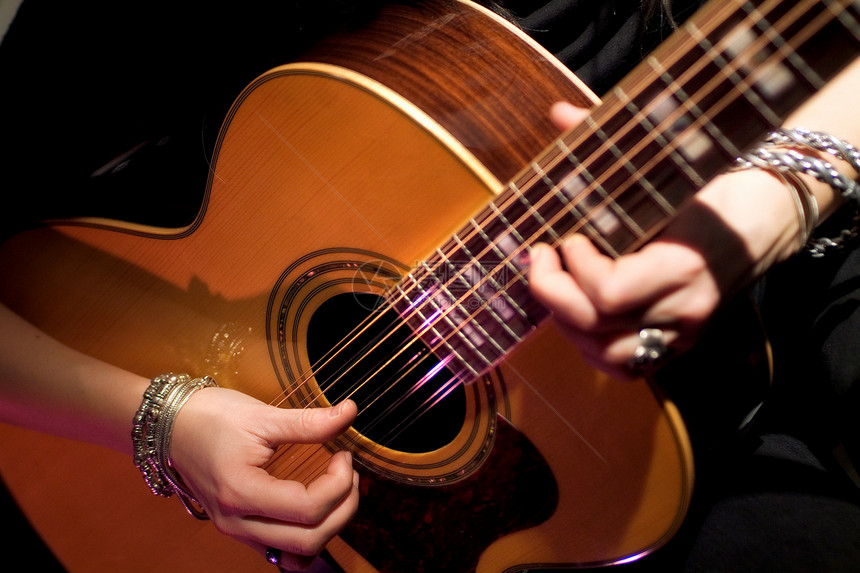 音乐吉他艺术男性摄影成人流行音乐会指板音乐会水平男人乐器图片