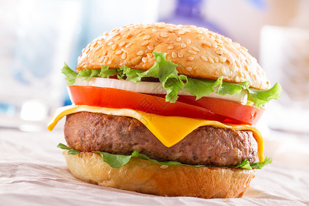 漂亮又多汁的汉堡特配 食物是一系列快餐背景芝麻厨房种子包子小吃沙拉牛肉白色背景图片