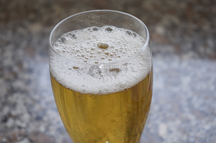 新鲜啤酒餐厅派对酒精绿色食物泡沫金子眼镜盛宴气泡图片