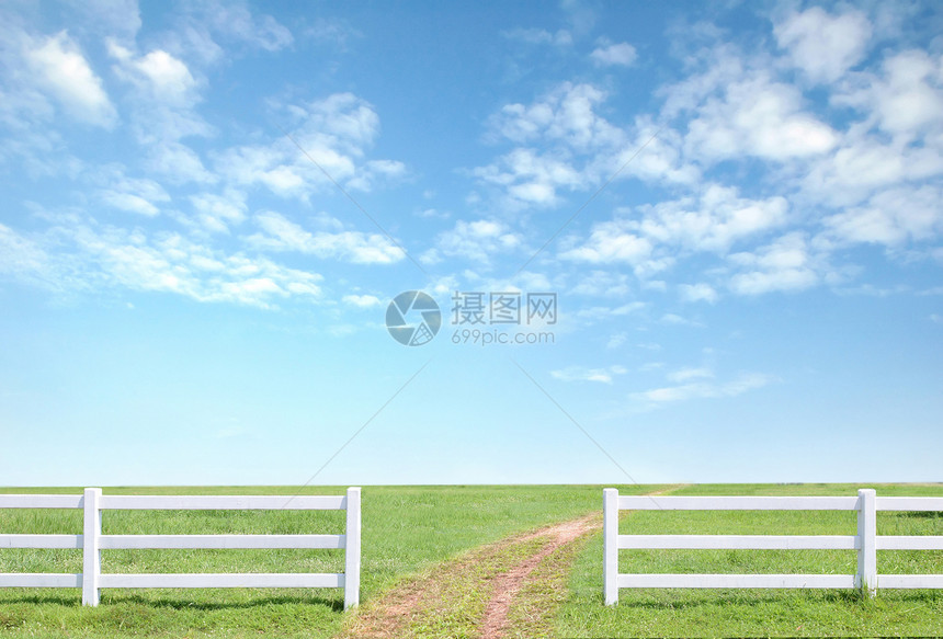 蓝天空绿草上的白栅栏场地农场环境木头绿色街道院子花园草地季节图片