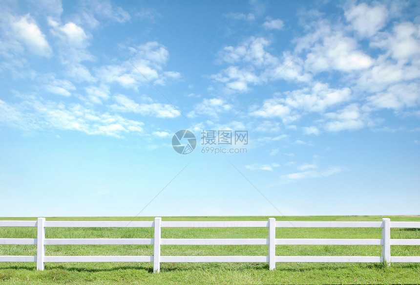 蓝天空绿草上的白栅栏院子蓝色白色环境街道树篱绿色木头场地季节图片