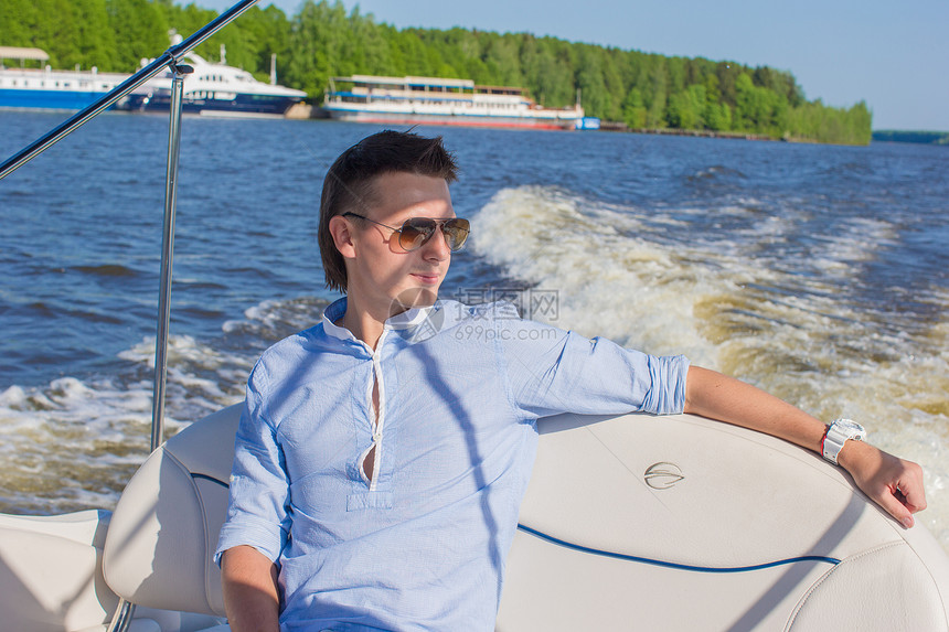 年轻人在阳光明媚的白天游艇游泳和休息享受男生巡航速度幸福晴天男性旅行奢华假期图片