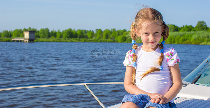 小女孩在豪华游艇上放松航行女孩微笑假期运动海洋休息女性海浪栏杆图片