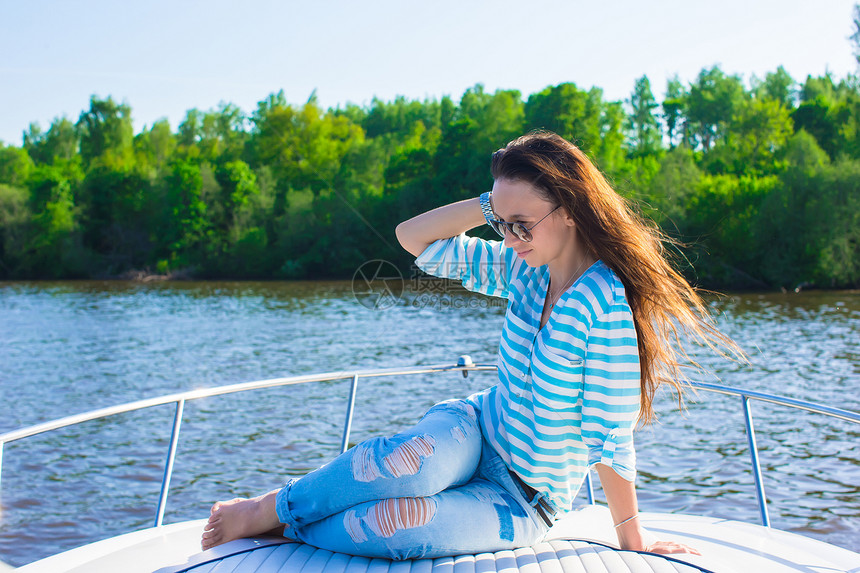 夏日在游艇上放松的年轻女子成人海岸金发女郎女性晒黑巡航地平线休息娱乐蓝色图片