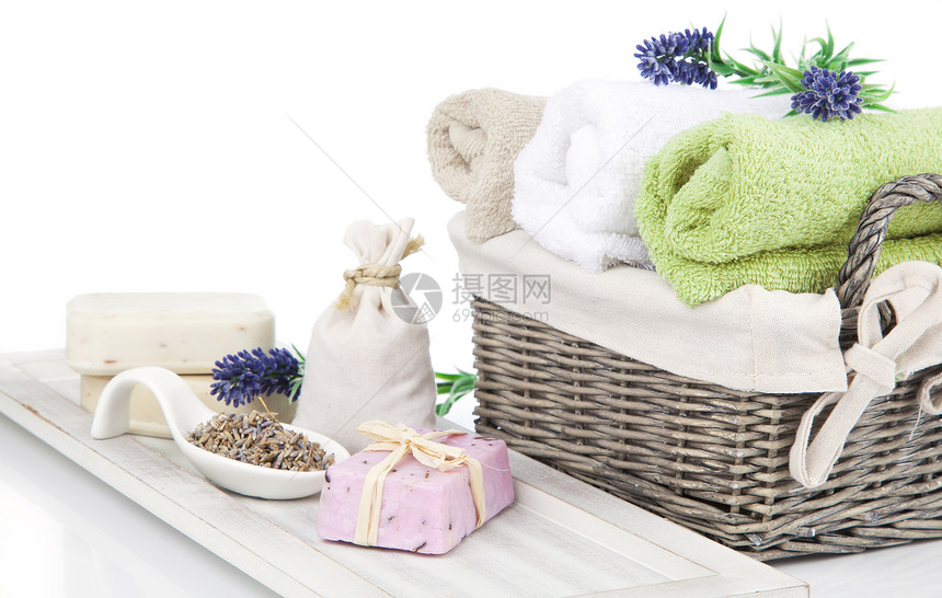用于放松的卫生间毛巾 肥皂 在白色背面隔离温泉木头卫生疗法手工洗澡保健褐色木质薰衣草图片