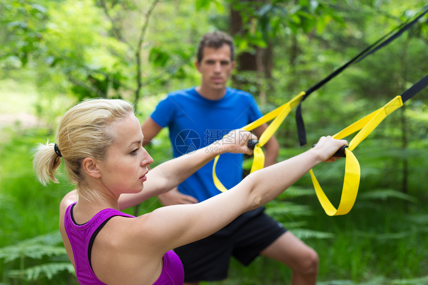 通过户外健身带培训森林运动装女性男人成人行动训练活动运动员数字图片