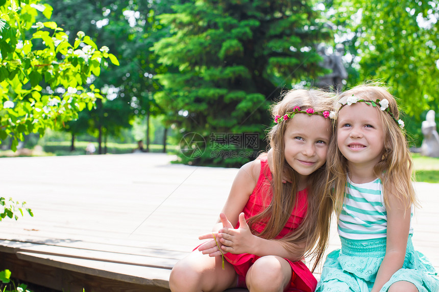 快乐可爱可爱的小女孩们享受温暖的夏日情感女性晴天压痛衬套女孩们幼儿园头发公园叶子图片