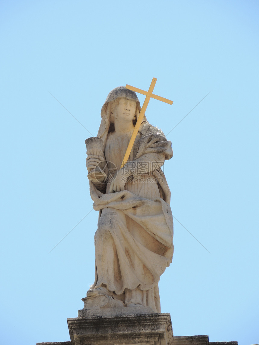 克罗地亚杜布罗夫尼克屋顶上的宗教雕像图片