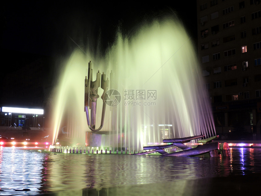 夜间发光水喷泉图片