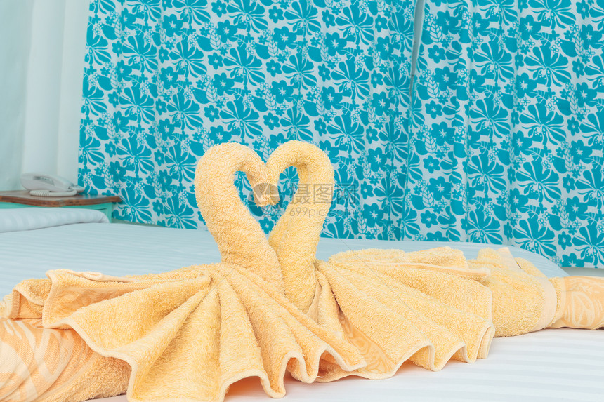 被天鹅形折叠的毛巾呵护烛光奢华宽慰健康纺织品生活温泉房间卫生图片