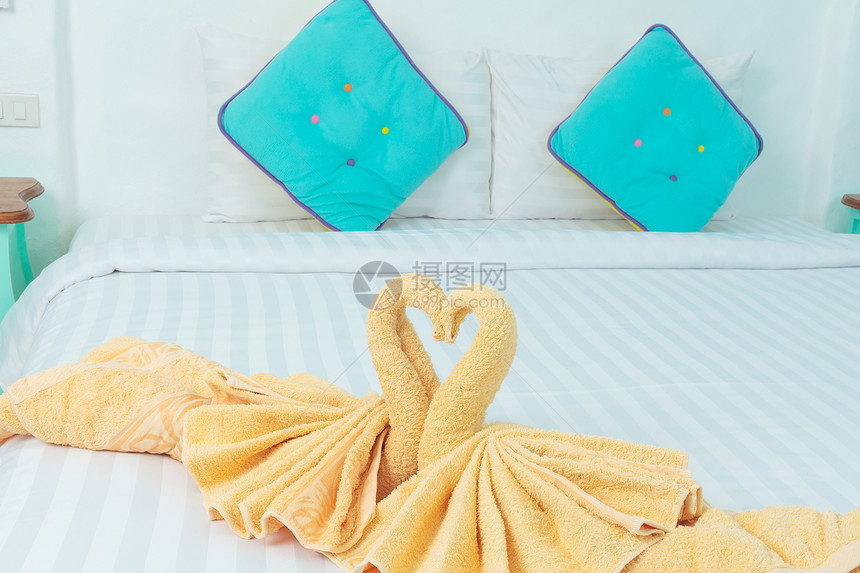 被天鹅形折叠的毛巾健康生活棉布织物宽慰呵护温泉房间纺织品烛光图片