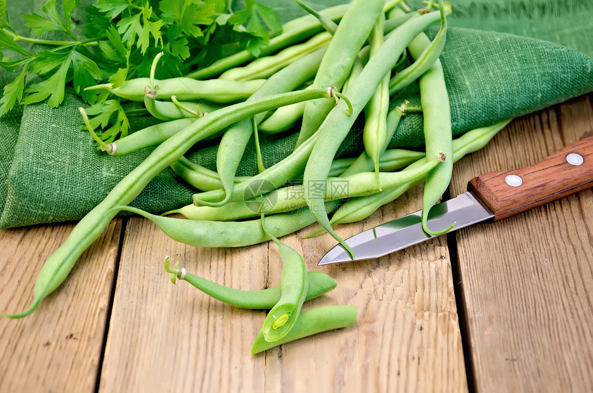 用刀子在板上放绿豆水果食物餐巾饮食营养木板水平农业绿色植物图片