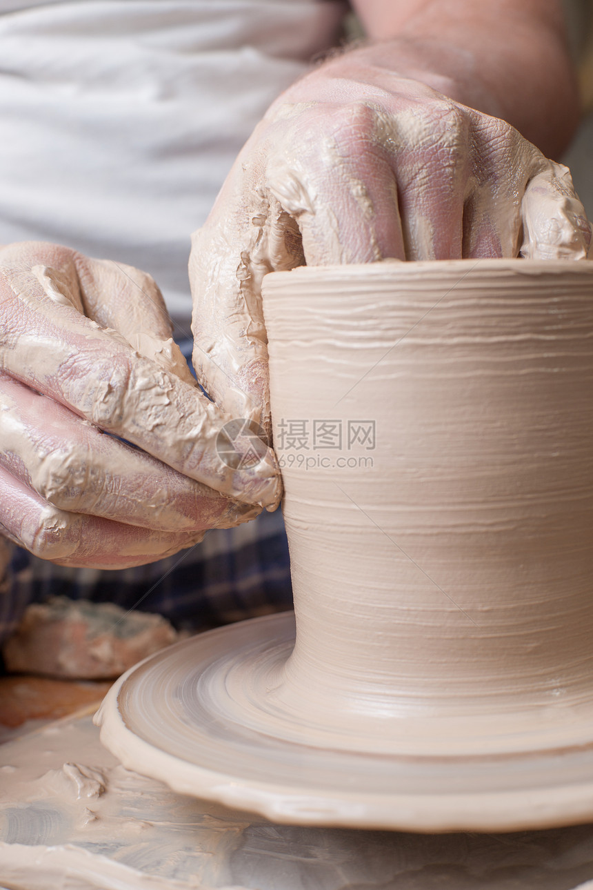 陶匠的手花瓶工匠旋转水壶陶器工作制品手工车轮手工业图片
