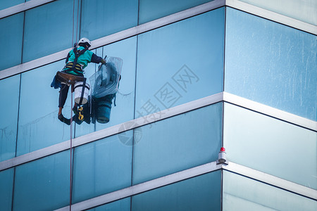 建筑清洁工高楼的清洁窗户服务工人群体在高楼大楼内打扫窗户服务摩天大楼水器工作劳动商业反射设施维修玻璃场景背景